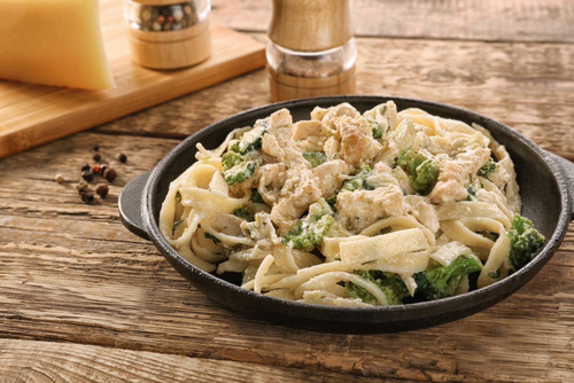 Alfredo Pasta with Chicken and Broccoli Alfredo Pasta with Chicken and Broccoli