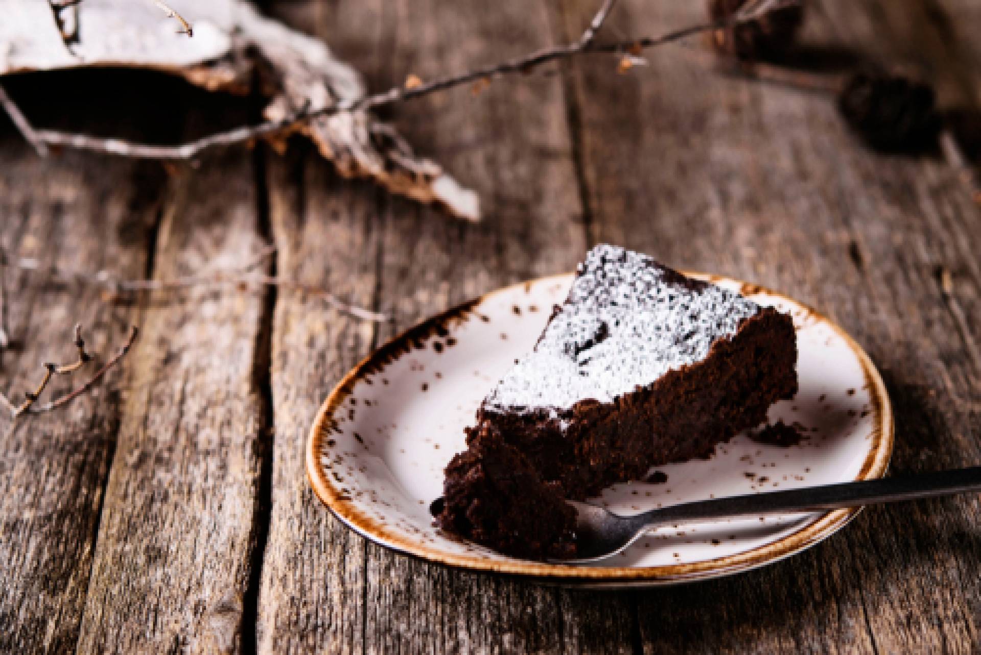 Matcha Dusted Flourless Chocolate Cake